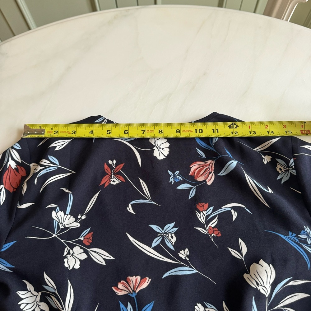 Ann Taylor Floral Belted Wrap Top Sz 2 - Picture 8 of 10